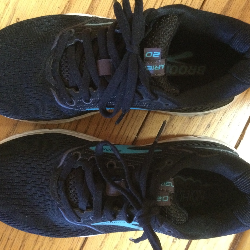 Womens running shoe, size 7, Brooks Ariel